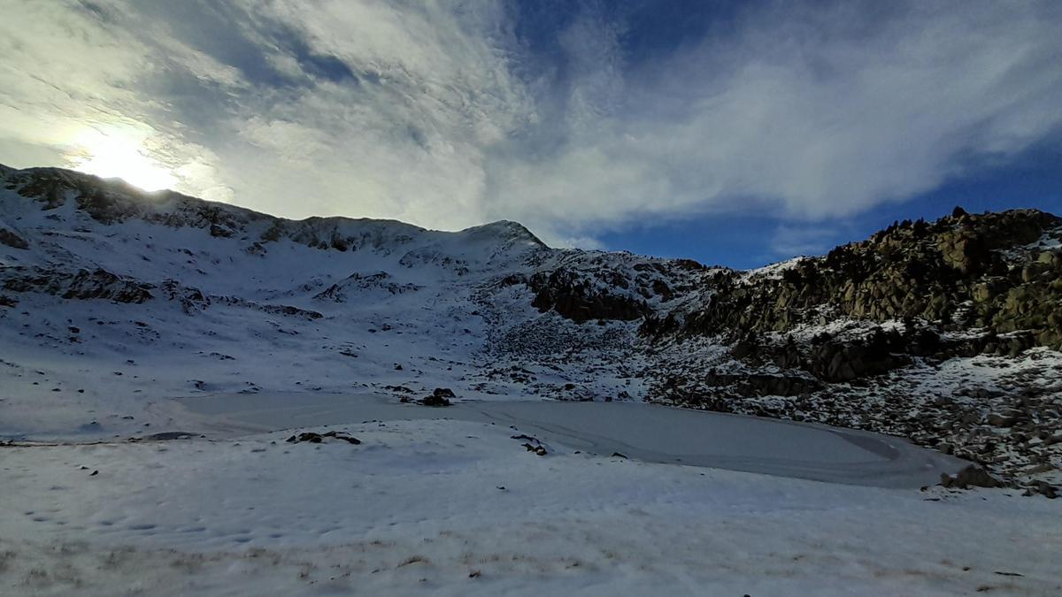 La capa de hielo tapona hasta el verano la superficie de los ibones, que recuperan en estos meses su origen glaciar.