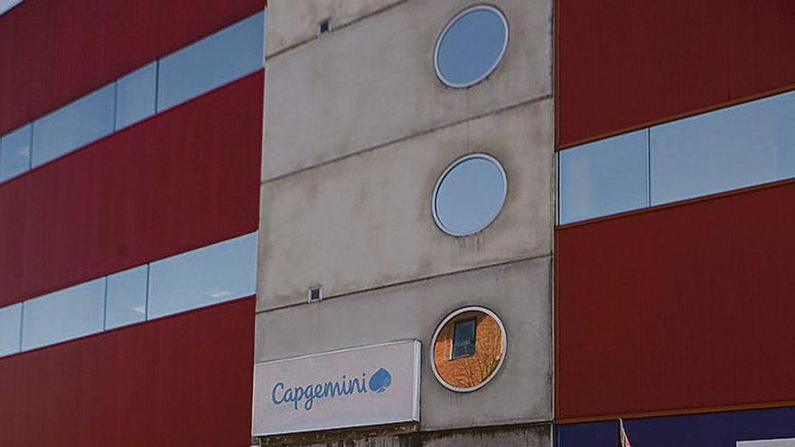 El piquete informativo de los trabajadores, a la puerta de la sede de Capgemini en Valnalón (Langreo).