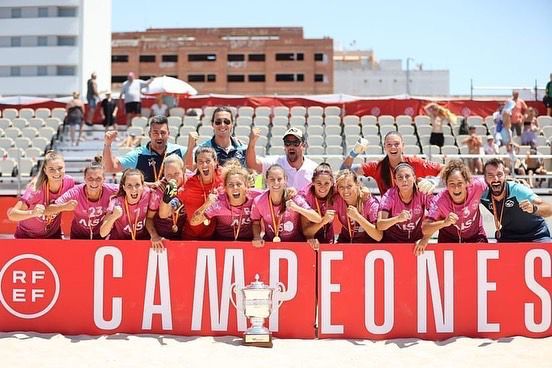 Heba Bermúdez con sus compañeras del AIS Playas de San Javier celebrando el título de Liga.