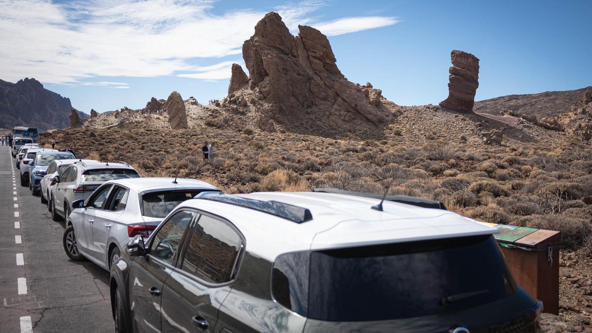 Larga fila de vehículos en uno de los aparcamientos del Parque Nacional del Teide.