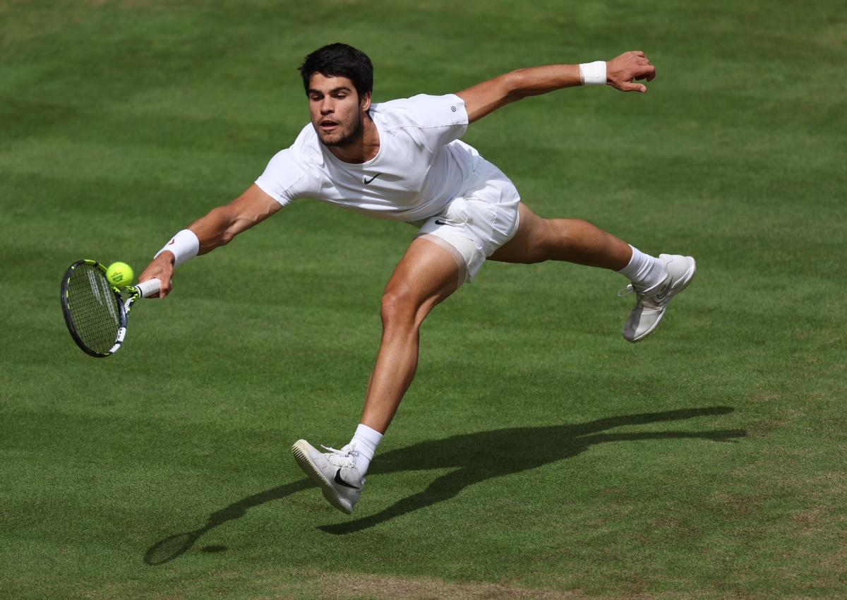 Wimbledon (United Kingdom), 16/07/2023.- Carlos Alcaraz of Spain in action during the Men’s Singles final match against Novak Djokovic of Serbia at the Wimbledon Championships, Wimbledon, Britain, 16 July 2023. (Tenis, España, Reino Unido) EFE/EPA/ISABEL INFANTES EDITORIAL USE ONLY