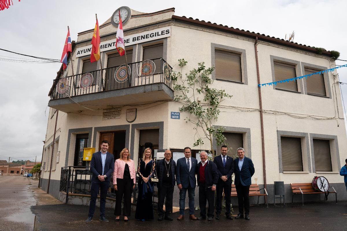 Autoridades, junto al Ayuntamiento tras uno de los actos de las fiestas.
