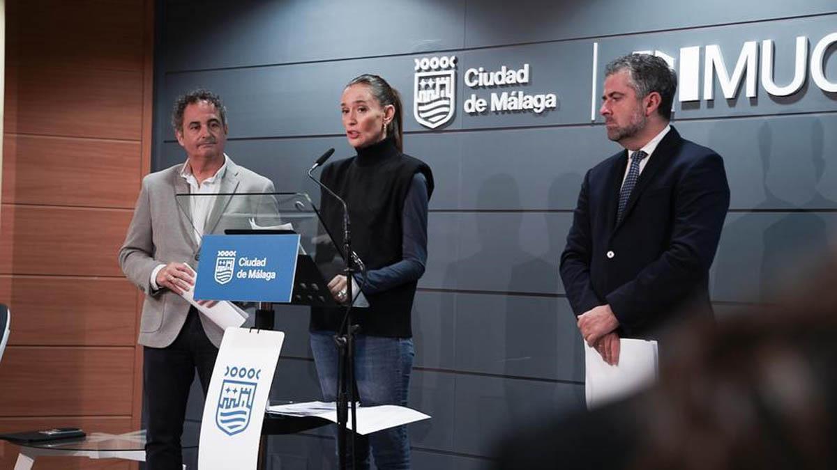 La portavoz del equipo de gobierno, Elisa Pérez de Siles; el concejal delegado de Derechos Sociales, Francisco Cantos; y el concejal delegado del Área de Economía y Hacienda del Ayuntamiento de Málaga, Carlos Conde