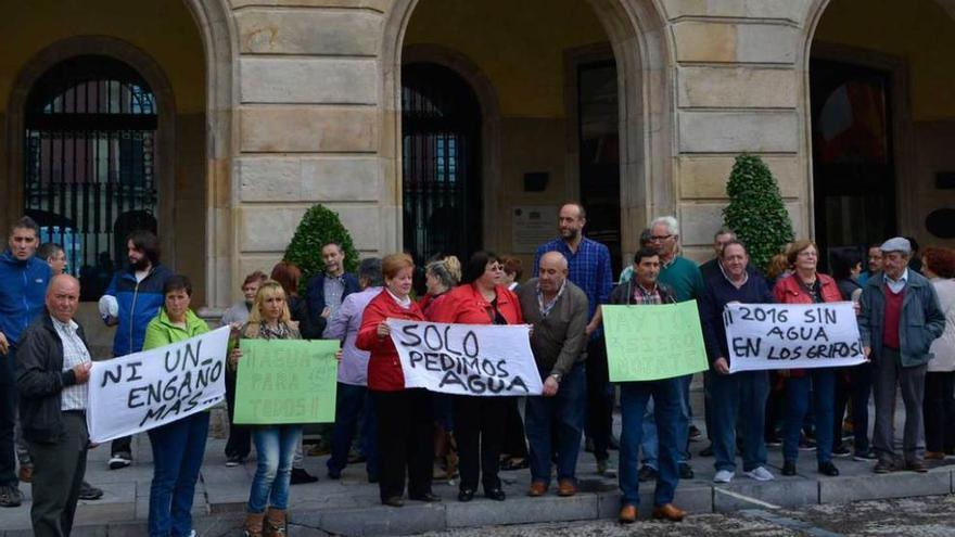 Vecinos de Lavandera (Gijón) y Muñó (Siero), con sus pancartas delante del Ayuntamiento.