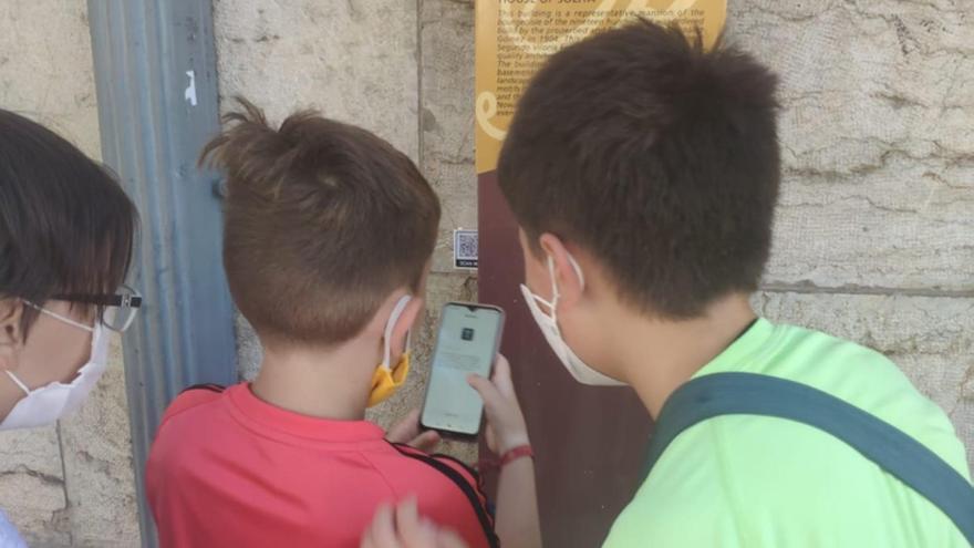 Un niños partícipes en el taller del código QR