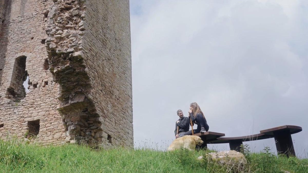 Lara Martorell y Kiko Prada, junto a las ruinas del Torreón de Peñerudes.