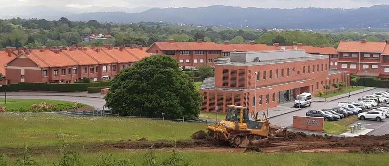 Primeros trabajos de construcción del instituto, ayer, en La Fresneda.