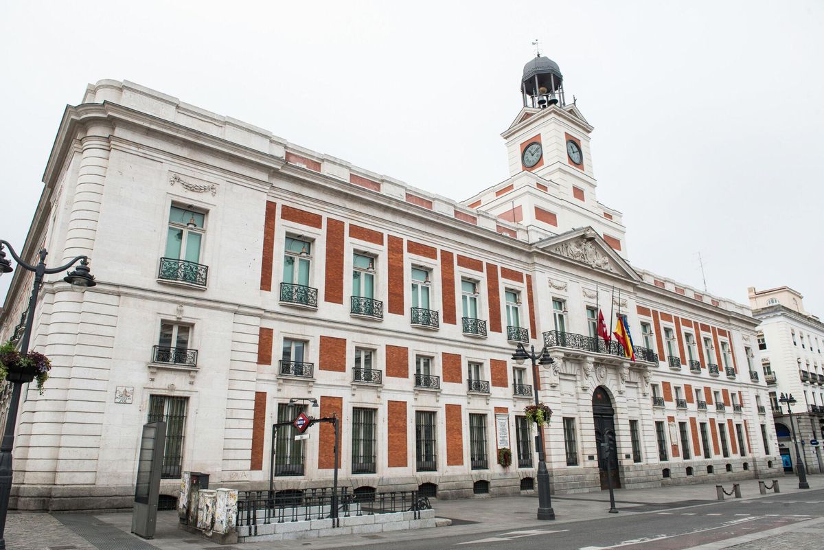30/03/2020 Fachada del la Real Casa de Correos, sede de la Comunidad de Madrid, con las banderas a medio asta durante el minuto de silencio en el primer día del luto oficial por los fallecidos del COVID-19 decretado por la presidenta madrileña, Isabel Díaz Ayuso, en Madrid (España) a 30 de marzo de 2020. POLITICA Joaquin Corchero - Europa Press