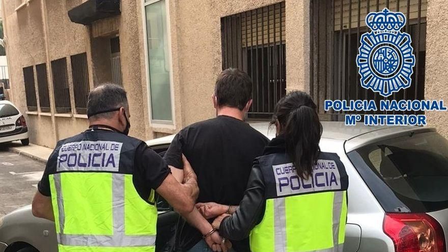 Uno de los detenidos por la Policía Nacional tras el robo a punta de cuchillo en Ofra.