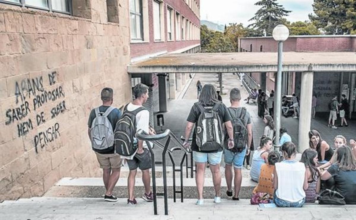 Al campus 8 Grups d’estudiants davant d’un dels edificis que integren la facultat d’Educació al recinte de Mundet, ahir. Al campus 8 Grups d’estudiants davant d’un dels edificis que integren la facultat d’Educació al recinte de Mundet, ahir.