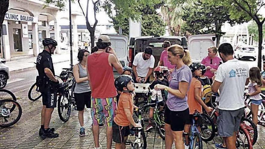 Algunos de los participantes refrescándose a medio camino.