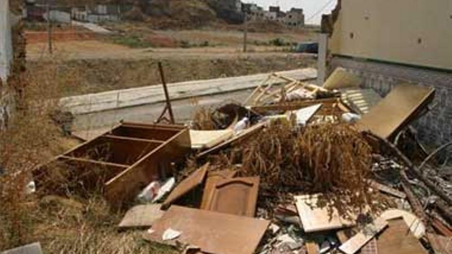 Sanidad advierte del riesgo para la salud de una casa abandonada