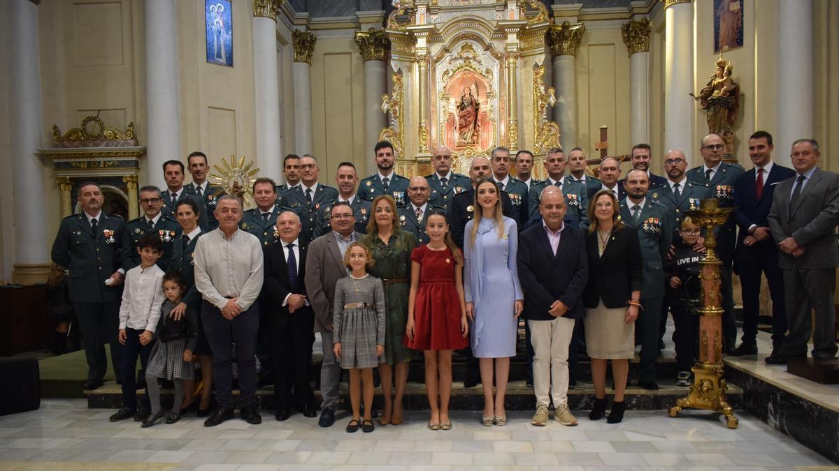 Agentes, falleras mayores y autoridades tras la misa oficiada en Alzira.