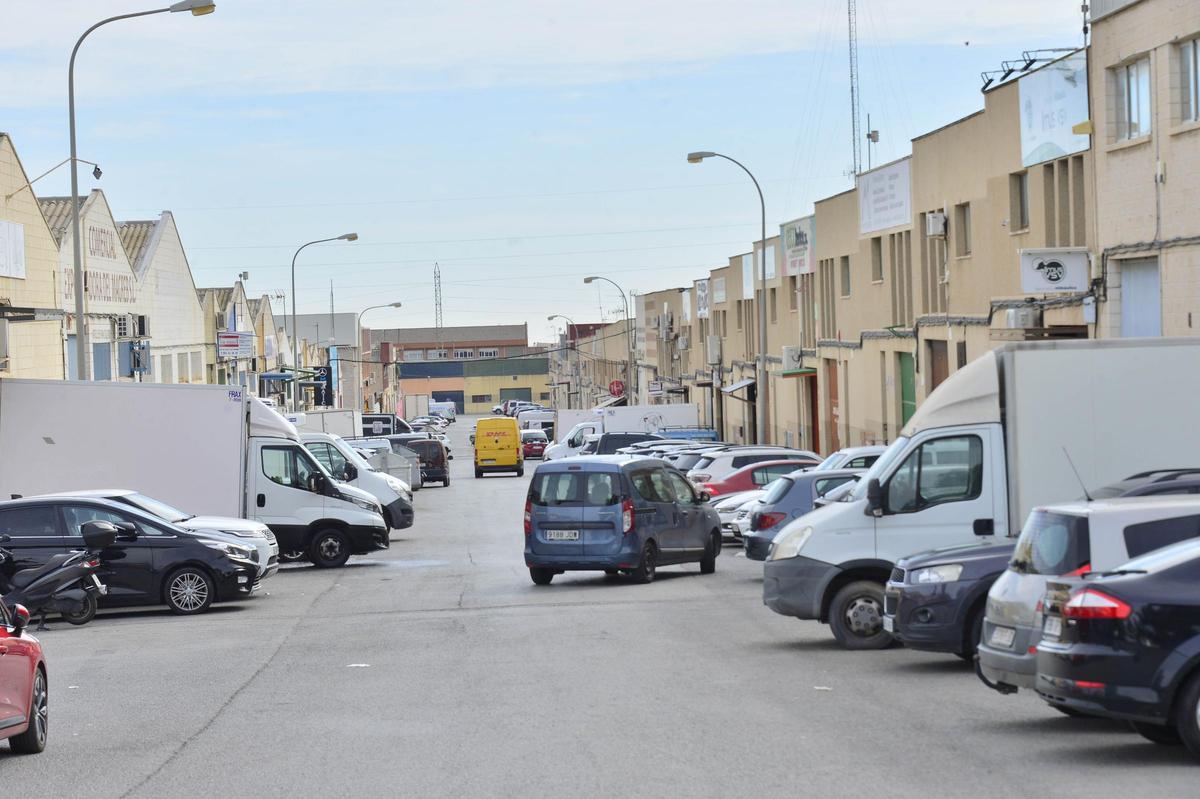 Camiones y turismos en una de las principales calles del polígono de Carrús de Elche