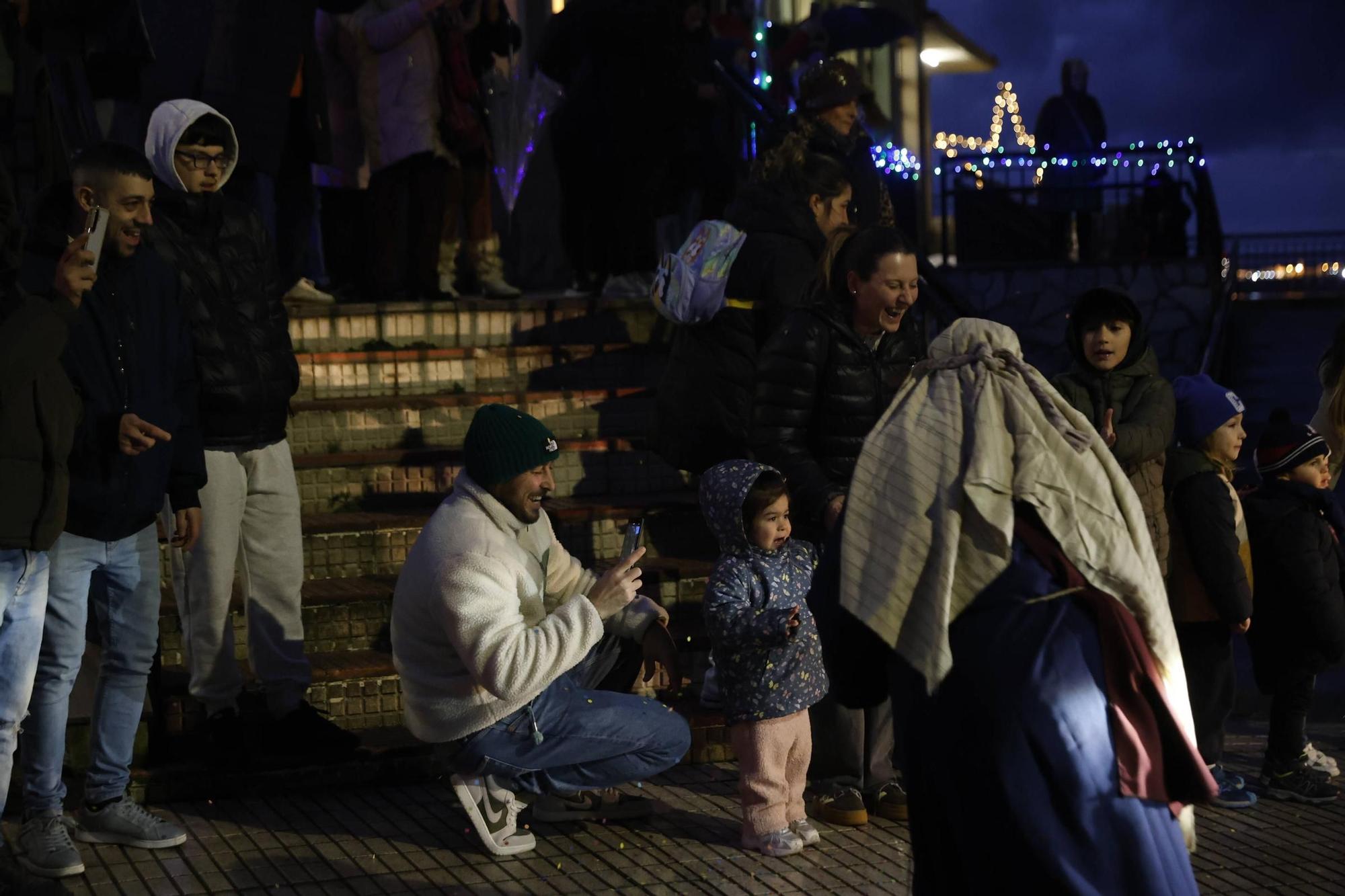 El Príncipe Aliatar dispara la ilusión en los barrios de Gijón (en imágenes)