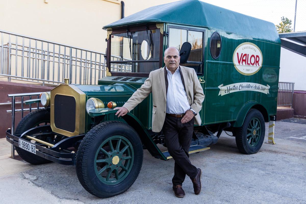 Pedro López, presidente de Chocolates Valor junto a uno de los vehículos clásicos de la compañía.