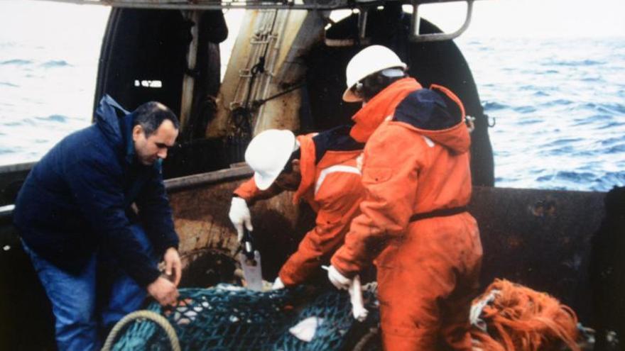 Arriba, “Moncho” con los inspectores de la Nafo en su barco.  | // G.NÚÑEZ