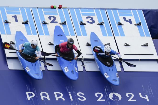 Luuka Jones de Nueva Zelanda, compite contra Miren Lazkano de España y Zuzana Pankova de Eslovaquia en Piragüismo en 
Eslalon KX-1 femenino en los Juegos Olímpicos París 2024.