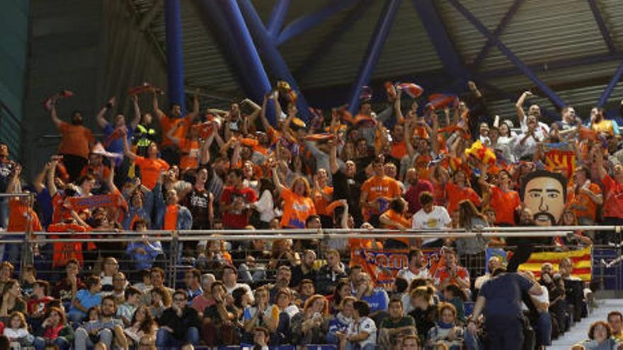 Aficionados &#039;taronja&#039; en el Buesa Arena de Vitoria