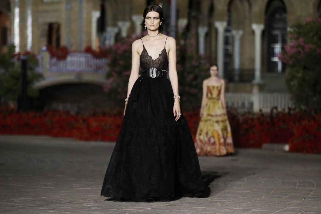 Dior desfila en Sevilla con artesanía valenciana