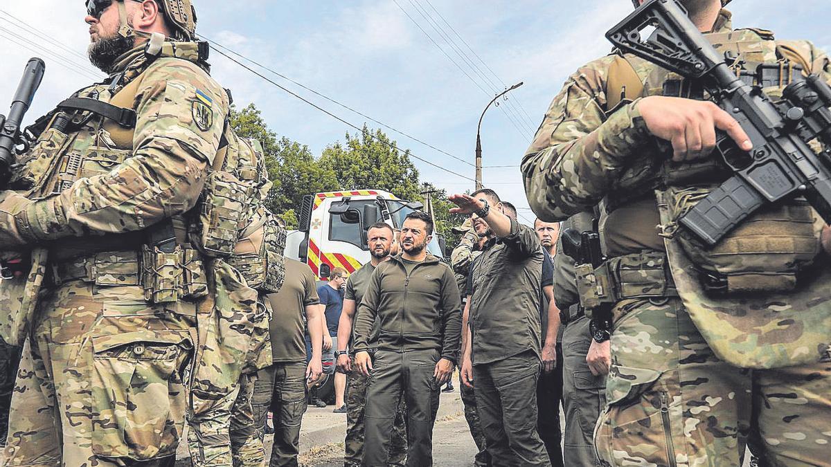 El presidente de Ucrania, Volodímir Zelenski, en una visita a las tropas ucranianas en Jersón
