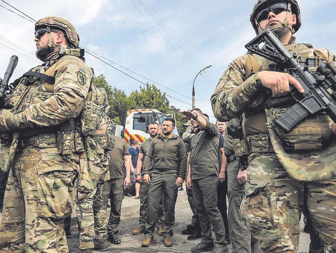El presidente de Ucrania, Volodímir Zelenski, en una visita a las tropas ucranianas en Jersón