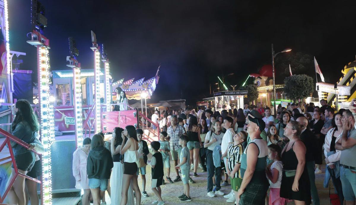 Público de las atracciones en las últimas fiestas de Panxón, que estuvieron a punto de suspenderse este año.