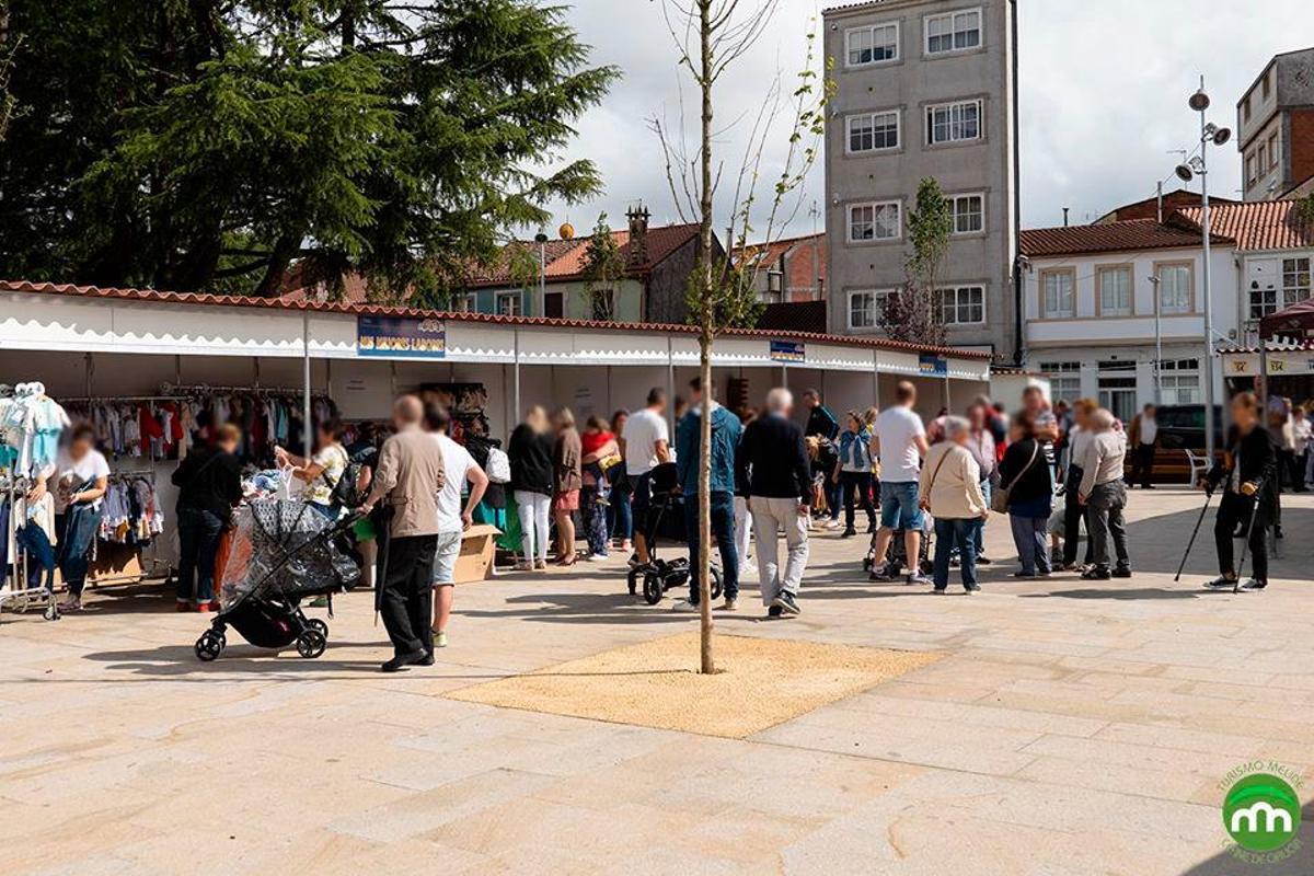 Público en la anterior edición de Mercamelide no Camiño que se prolonga desde hoy al domingo. Foto: T.M.