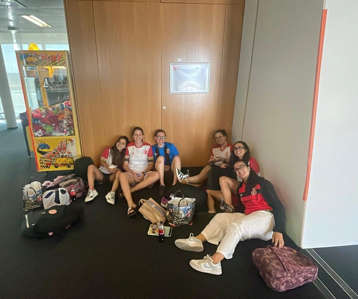 L'expedició gironina a Basilea esperant el vol a Frankfurt dilluns a la tarda