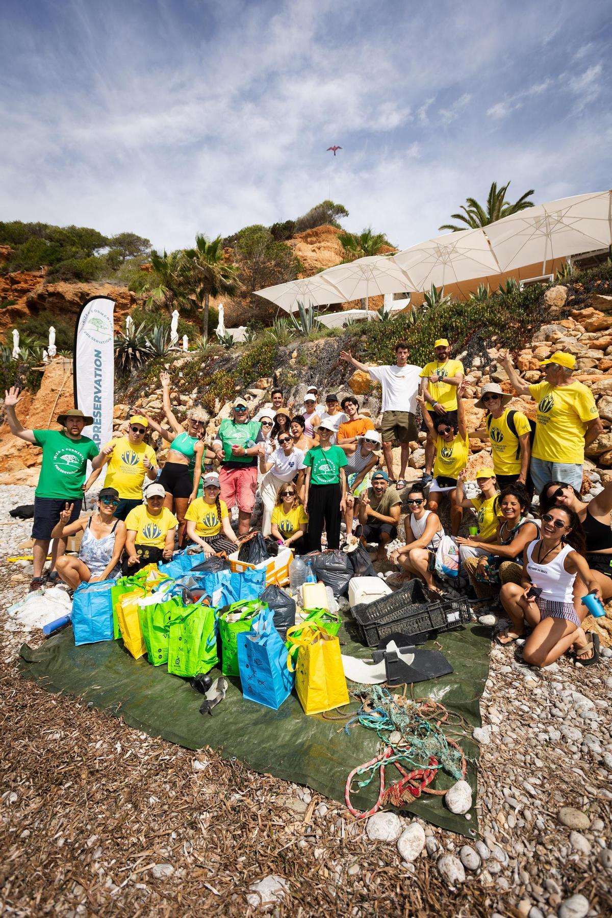 Imágenes de la limpieza organizada por IbizaPreservation en cala d'en Serra