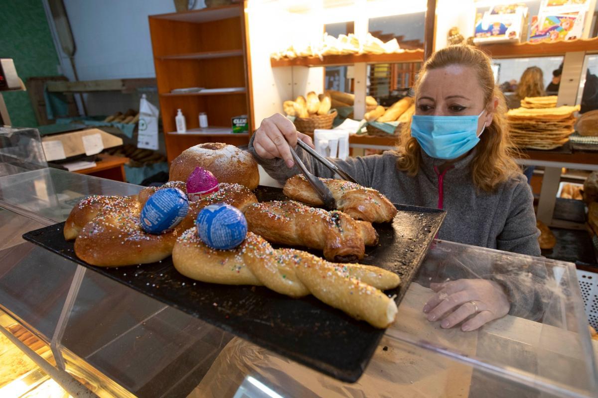 Monas de pascua en el horno La Estrella de Gilet.