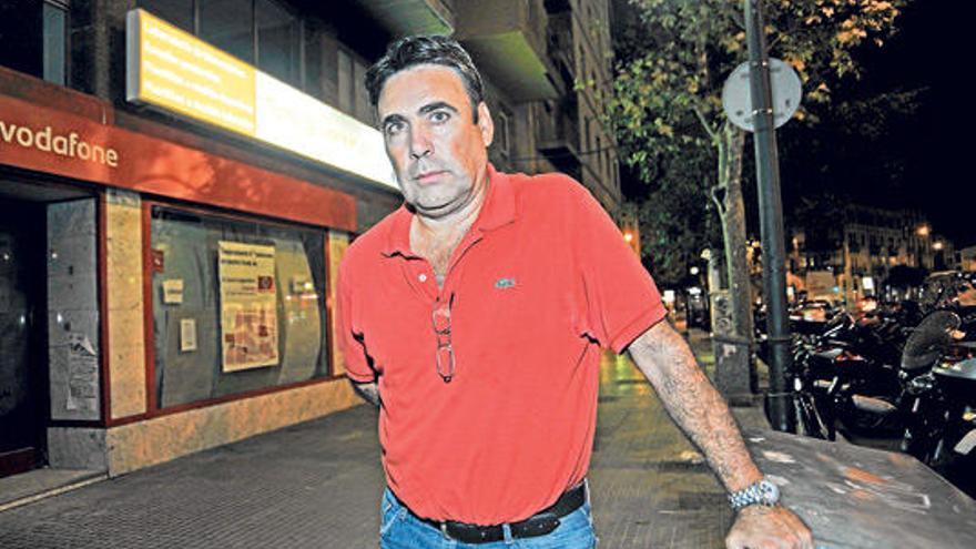Antonio Castillejo, uno de los afectados, en una calle de Palma tras regresar de Qatar .