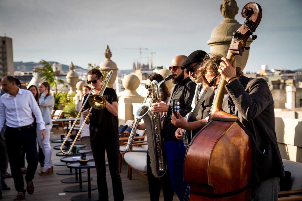 Música en vivo con vistas en un hotel participante.