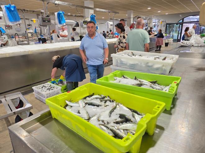 San Xoán en las plazas de abastos: sardinas "a patadas", aroma a hierbas milagrosas y carne de churrasco como alternativa