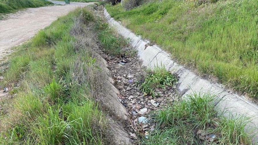 Piden que se desbroce una acequia por malos olores