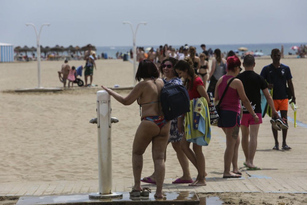 Las playas de València se llenan el primer fin de semana del verano
