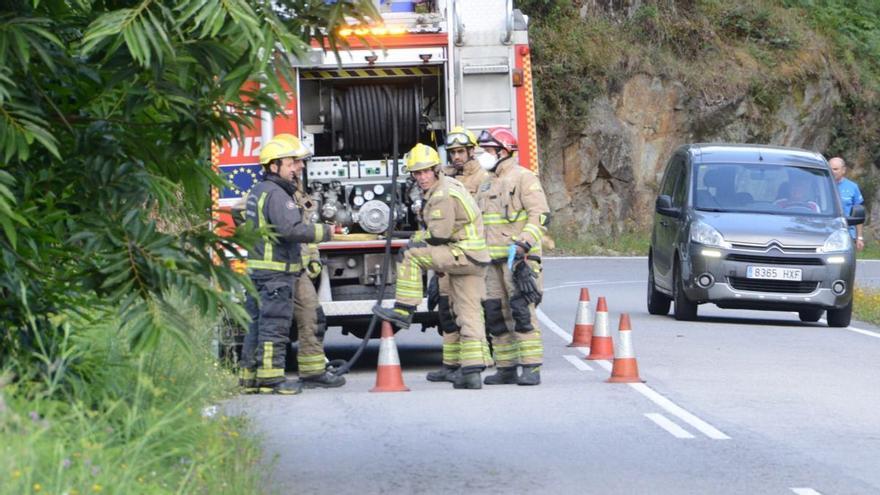 Muere un conductor tras caer por un terraplén en Cangas