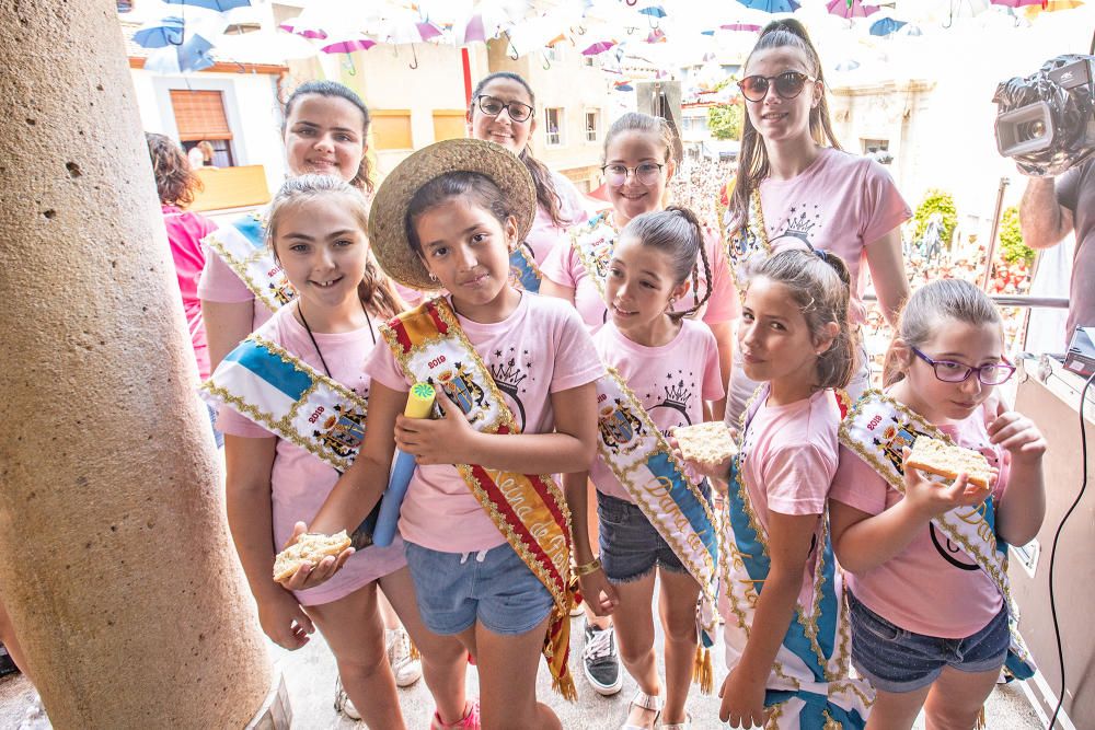 Los catralenses y muchos vecinos de la Vega Baja estallan en alegría y fiesta para iniciar las celebraciones de San Juan con el chupinazo