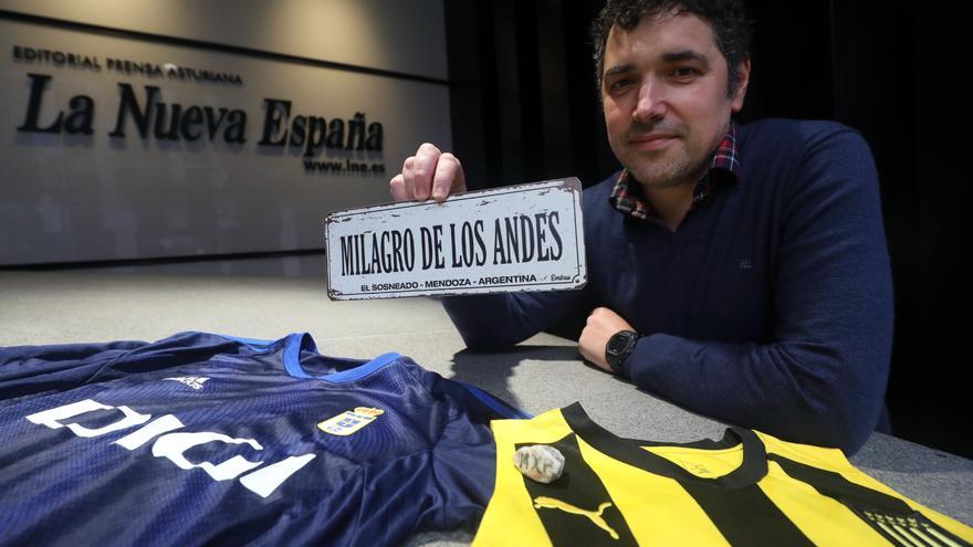 La sociedad azul de la nieve: un aficionado sube con la camiseta del Oviedo a los Andes en homenaje a su amigo fallecido