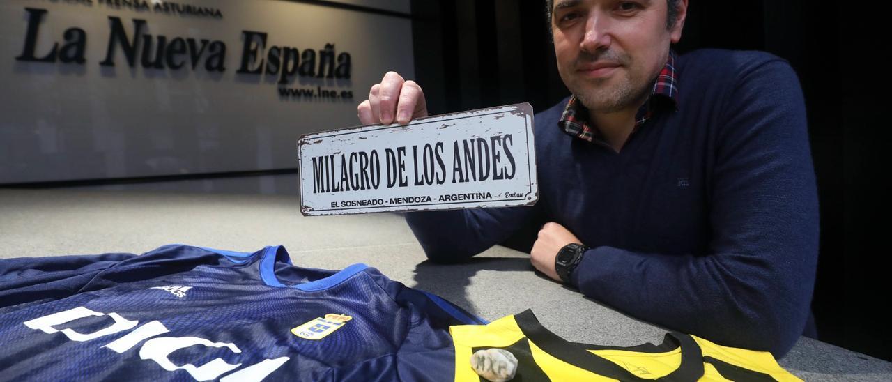 La sociedad "azul" de la nieve: Pablo Roza subió con la camiseta del Oviedo al escenario del "milagro de los Andes"