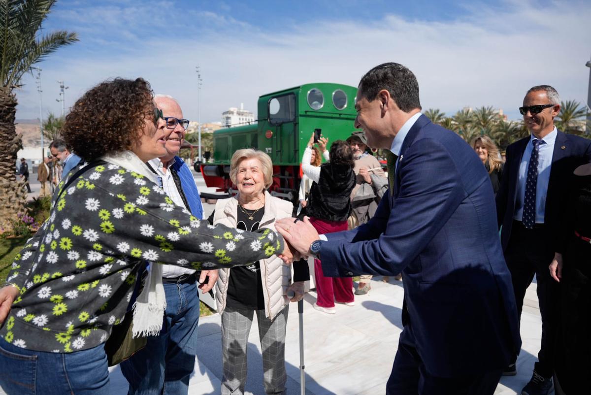 El presidente de la Junta de Andalucía, Juanma Moreno (1d), saluda a asistentes a la inauguración de la primera fase de integración Puerto-Ciudad de Almería. A 23 de marzo de 2026 en Almería (Andalucía, España). La primera fase de la integración puerto-ciudad de Almería se ha inaugurado este lunes, 23 de marzo, en un acto con el que la Autoridad Portuaria de Almería (APA) culmina la apertura  al uso ciudadano de las dos primeras hectáreas acondicionadas en el acceso al Muelle de Levante y en la explanada anexa hasta el cantil del Muelle Ribera I. 23 MARZO 2026 Marian León / Europa Press 23/03/2026. Marian León;
