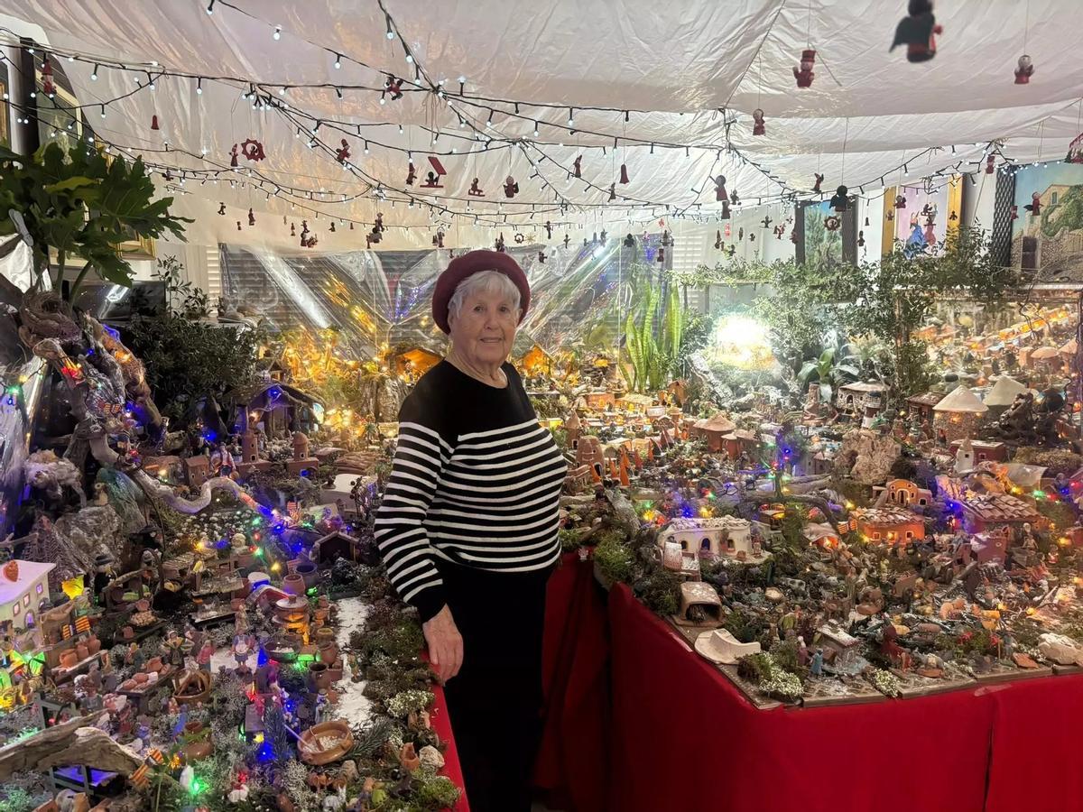 Cada Navidad, Catalina Maria añade figuras distintas al belén, hasta el punto de que se ha hecho gigante.