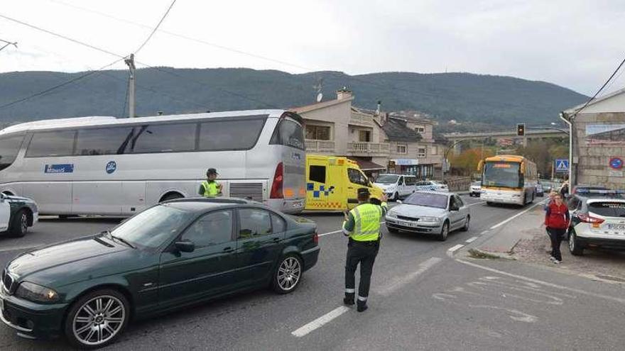 Lugar del atropello, con el autobús parado y el equipo médico atendiendo a la víctima. // Gustavo Santos