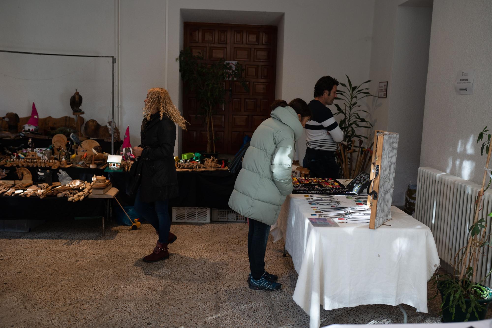 Mercadillo solidario de la Cofradía Virgen de la Concha en el Colegio Universitario