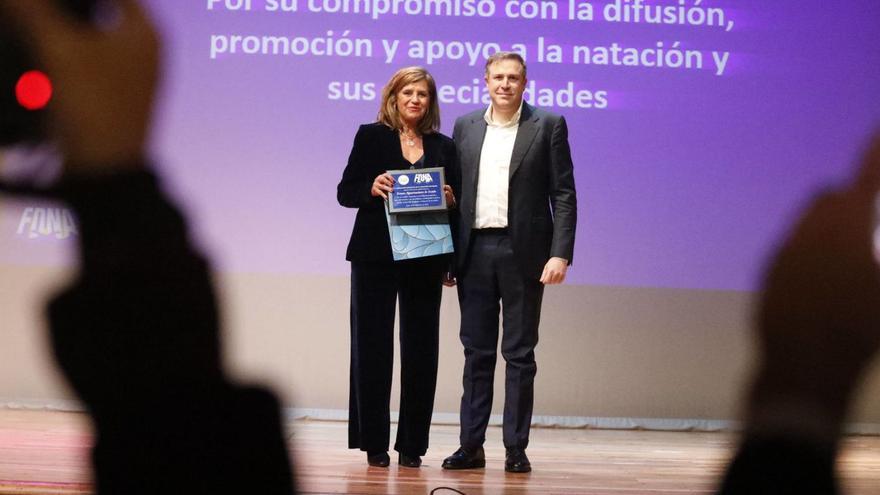 El presidente de la Federación, Alberto del Cueto, junto a la concejala de Deportes del Ayuntamiento de Oviedo, Concepción Méndez, ayer, en el colegio San Fernando de Avilés. | MARA VILLAMUZA