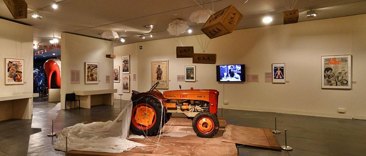 L’espai de l’exposició del MuVIM, amb el tractor de Mínguez, que recrea la famosa escena de ‘Bienvenido Mister Marshall’. | DIVAL
