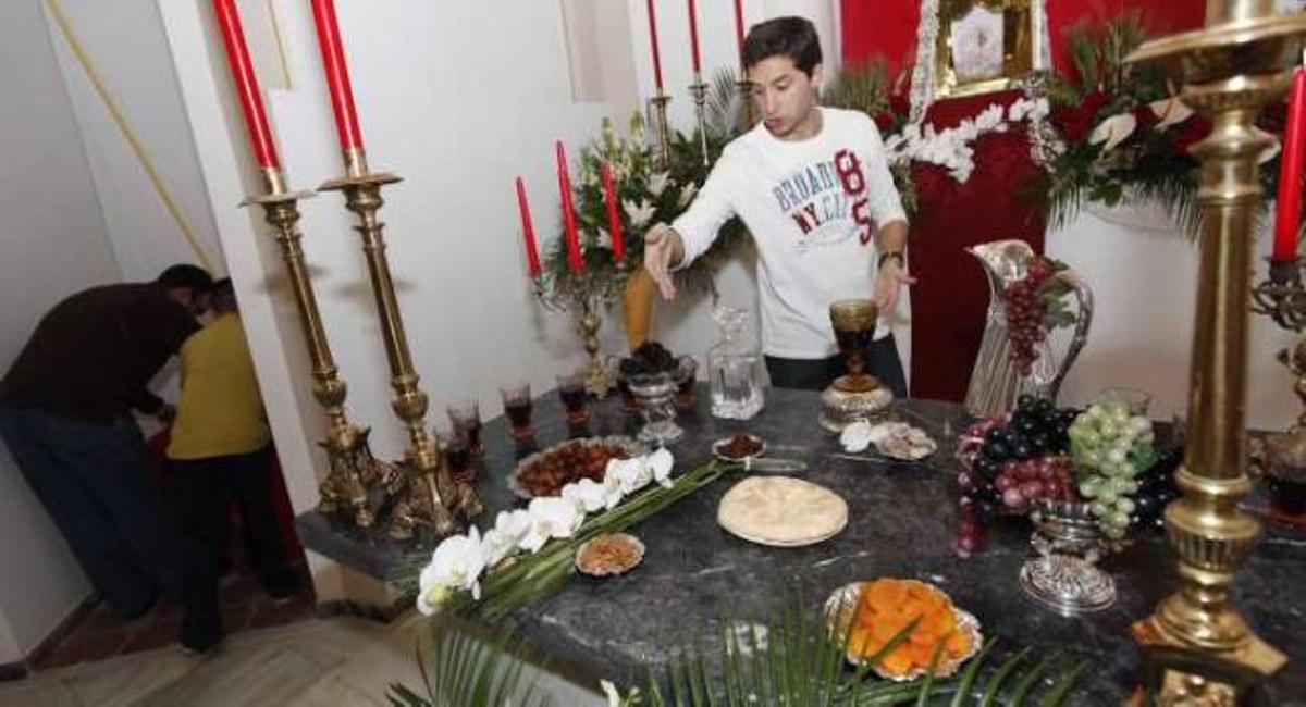 El altar de una de las capillas, preparado con frutos secos, uvas y vino en representación de la última cena de Jesucristo, momento cumbre del Jueves Santo.
