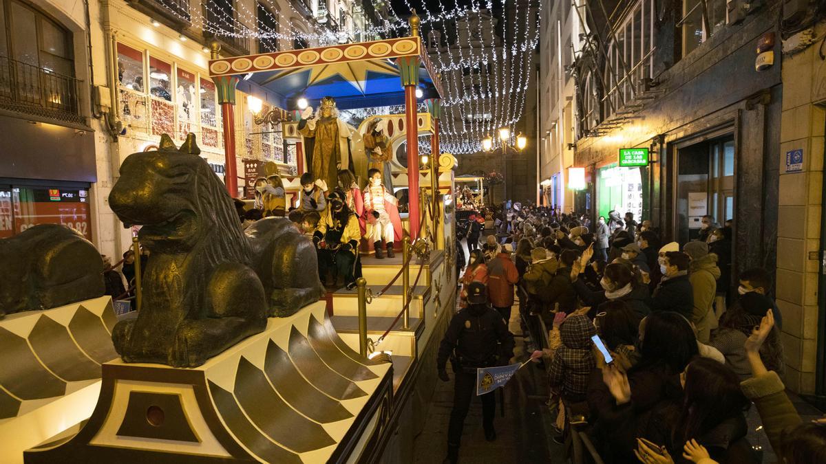 Un momento de la Cabalgata de Reyes del año pasado, en su paso por la calle Alfonso.