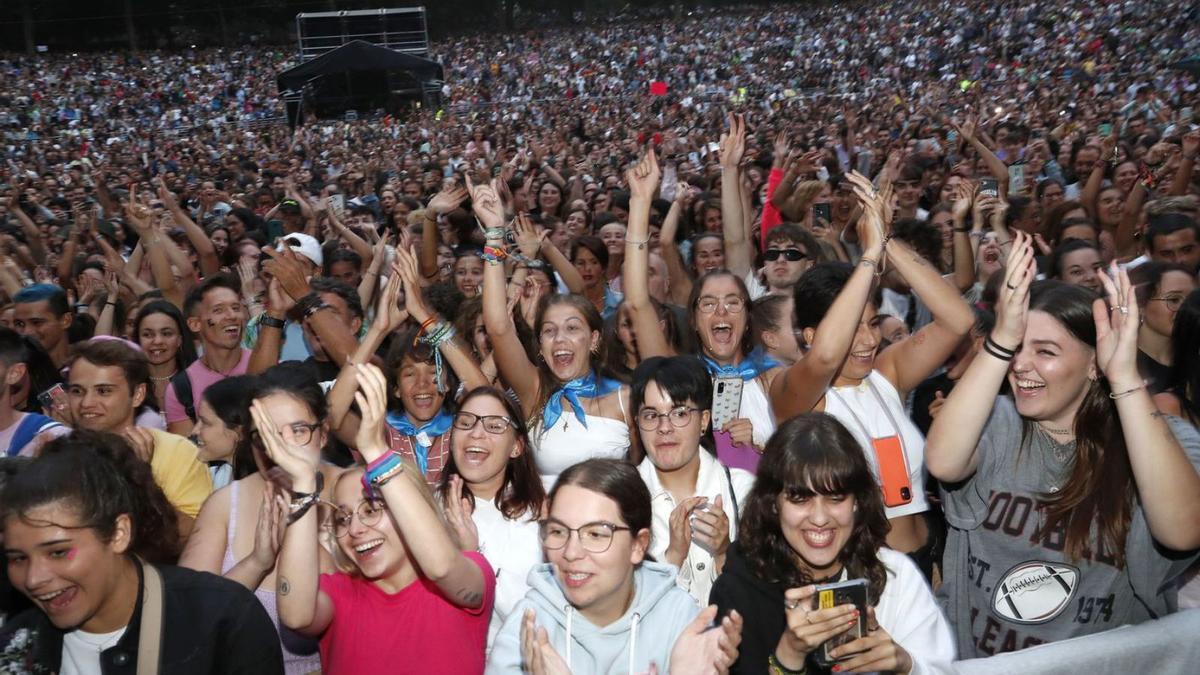 Cientos de jóvenes disfrutando del concierto de Lola Índigo. // Fotos: José Lores/Alba Villar