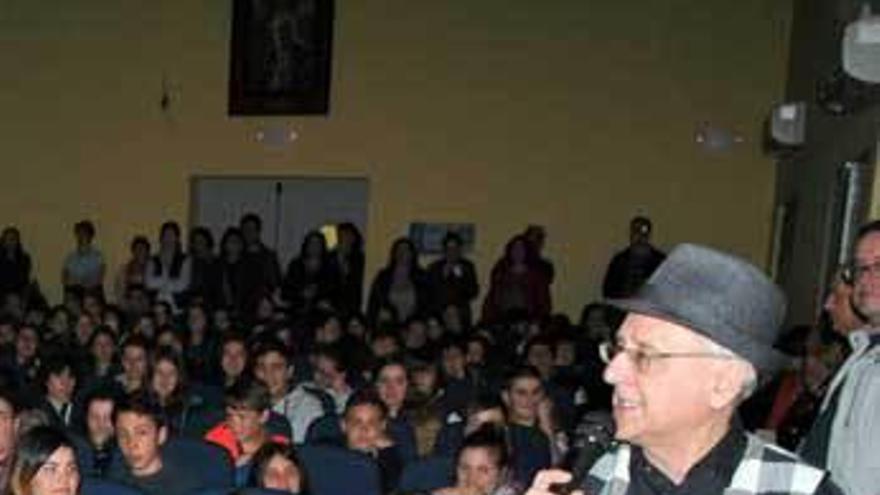 Paco Abril se dirige al auditorio de alumnos valdesanos.